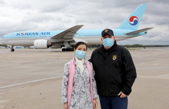 래리 호건 미국 메릴랜드주 주지사(오른쪽)와 그의 아내 유미 호건 여사. /사진=래리 호건 주지사 트위터