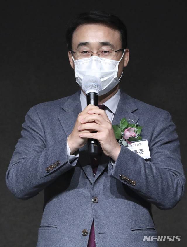 [서울=뉴시스]최진석 기자 = 정운수 한국거래소 부이사장이 24일 오후 서울 중구 플라자호텔 그랜드볼룸에서 열린 '2020 뉴시스 대한민국 증권·IR 대상' 시상식에서 올해의 상장사 (한국거래소 이사장賞) 주주가치제고 부문을 수상한 LS 강동준 재경부문장(이사)이 소감을 밝히고 있다. 2020.11.24. myjs@newsis.com