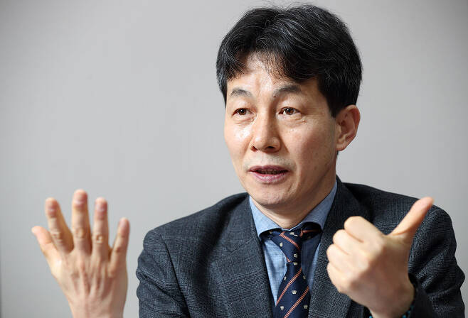 ⓒ시사IN 조남진문재인 대통령의 대북 메신저였던 윤건영 의원(위)은 바이든 시기의 한반도 상황에 기대를 걸고 있다.