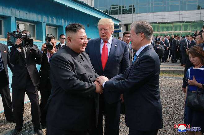 ⓒ판문점 조선중앙통신2019년 6월30일 판문점에서 남·북·미 정상이 함께 만났다. 이 자리는 문재인 대통령이 만들었다.