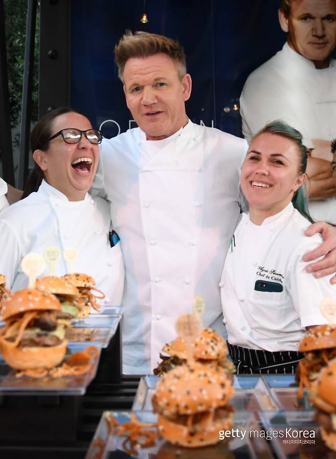 고든 램지가 지난해 미국 라스베이거스 자신의 햄버거 매장에서 직원들과 포즈를 취하고 있다. Getty Images코리아