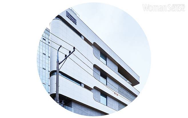 강남구 신사동에 위치한 피네이션 사옥.2001년 1월 준공된 건물로 지하 1층, 지상 5층 규모에 대지 246㎡, 연면적 638.51㎡다.싸이는 30억원 대출을 받아 2018년 3월, 50억원에 건물을 매입했다.