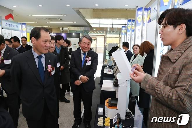 단국대 김수복 총장(왼쪽)과 염기훈 창업지원단장(가운데)이 창업페스티벌에서 창업자의 시제품을 설명듣고 있다.(단국대 제공)© 뉴스1