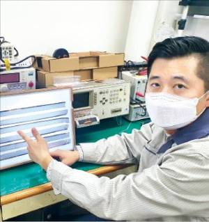 박성재 성호전자 부사장이 서울 가산동 본사 연구소에서 전기차용 필름콘덴서와 증착필름을 설명하고 있다.  성호전자  제공