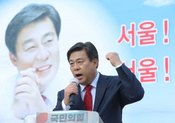 김선동 전 국민의힘 사무총장이 25일 오전 서울 광화문광장에서 서울시장 후보 출마 선언을 하고 있다. /사진=연합뉴스