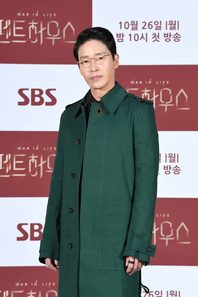 Actor Um Ki-joon of “The Penthouse: War in Life” announced Wednesday that he would self-isolate for two weeks after having come into contact with an extra who was diagnosed with COVID-19. Um tested negative for the novel coronavirus. (SBS)