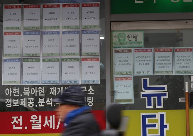 서울 마포구 한 부동산에 전·월세, 매매 안내문이 게시돼있다. 정부가 전세난을 타개를 위해 공공임대 공급안을 내놓았지만 전세 품귀와 전셋값 상승이 이어질 것이란 전망이 나온다. [연합]