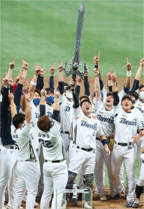 한국시리즈 우승 후 '집행검' 세리머니를 하고 있는 NC 다이노스 선수들 (사진=연합뉴스)