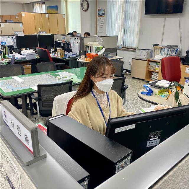 부산지방국토관리청 도로공사1과 김한솔 주무관이 사무실에서 일에 열중하고 있다.부산지방국토관리청 제공
