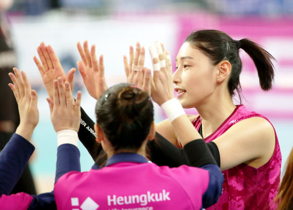 흥국생명 김연경이 22일 인천 계양체육관에서 열린 여자프로배구 V리그 현대건설과의 홈경기 도중 득점한 뒤 팀 동료들과 서로 손바닥을 부딪치며 전의를 북돋우고 있다.연합뉴스