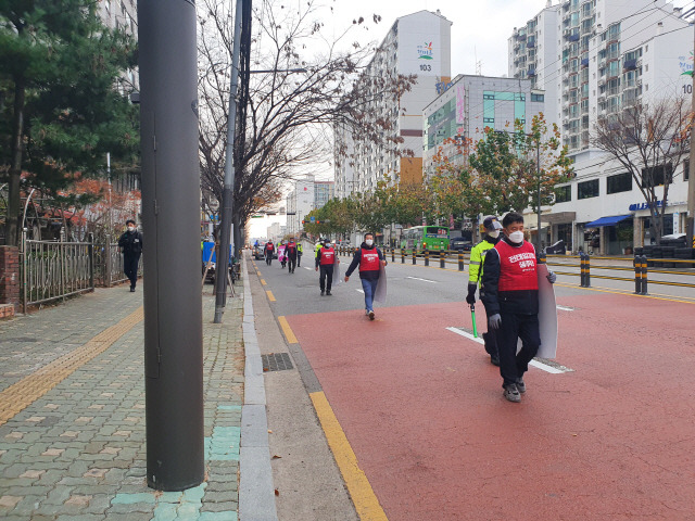 민주노총 산하 전국건설산업노동조합연맹 조합원들이 25일 서울 마포구 한국경영자총협회 사무실을 향해 행진하고 있다. /김태영기자