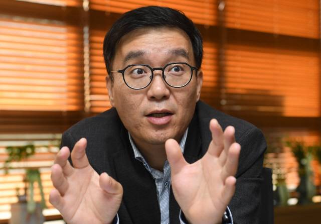 목승환 서울대 기술지주회사 대표가 25일 서울대 연구공원 내 사무실에서 서울경제와 인터뷰를 갖고 대학의 창업 생태계 선순환 구조에 관해 이야기하고 있다. /성형주기자