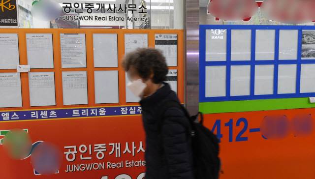 정부가 서민·중산층 주거안정 지원방안을 내놓은 19일 서울 송파구 잠실의 한 부동산중개업소 매물 정보란이 전세값 폭등 및 전세 품귀 현상으로 비어 있다./권욱기자