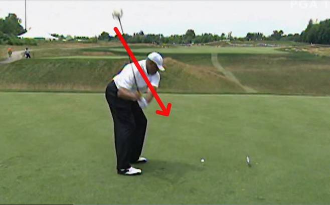 찰스 바클리의 골프 스윙은 괴상하고 특이한 것으로 유명하다. 다운스윙 중간에 멈췄다가 일어나면서 볼을 친다.PGA 투어 홈페이지 동영상 캡처