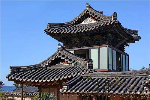 대문에 올려진 누각의 팔작지붕에 '삼효'라는 글씨가 쓰여 있다. [사진/전수영 기자]