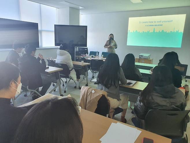 정주은 대표가 뉴질랜드 취업환경에 대해 설명하고 있다 [월드옥타 제공]