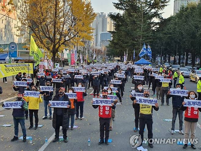 "노동법 개악 저지, 전태일 3법 쟁취" (대구=연합뉴스) 최수호 기자 =  25일 대구시 동구 더불어민주당 대구시당 앞에서 열린 '노동개악 저지 총파업 총력투쟁 결의대회'에서 전국민주노동조합총연맹(민주노총) 대구본부 조합원들이 구호를 외치고 있다. 2020.11.25 suho@yna.co.kr