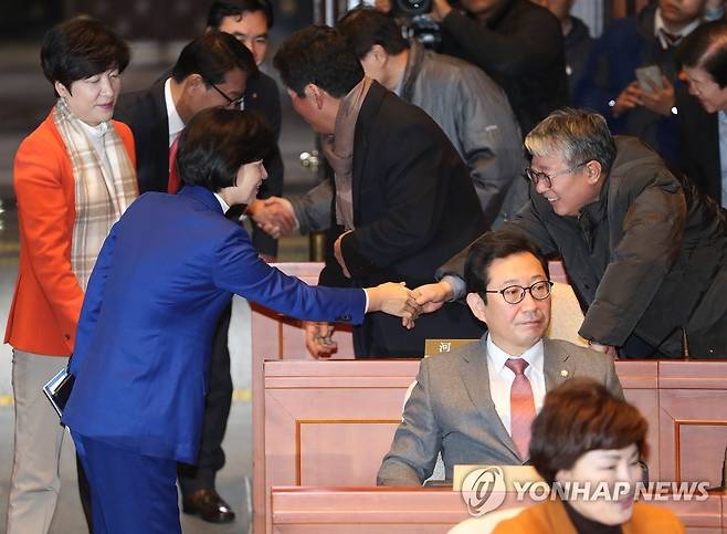 2016년 12월 12일 당시 더불어민주당 추미애 대표(왼쪽)가 12일국회에서 열린 의원총회에 입장하다 조응천 의원과 악수하던 모습 [연합뉴스 자료사진]