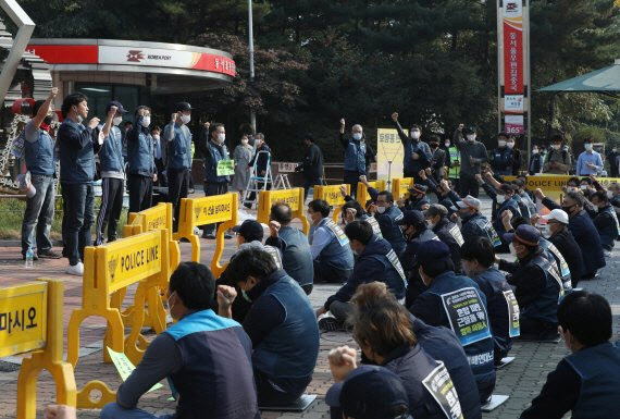택배연대노조원들이 26일 오후 서울 광진구 자양동 우체국물류지원단 앞에서 택배노동자 과로사 대책 마련 등 촉구 집회를 하고 있다/사진=뉴시스