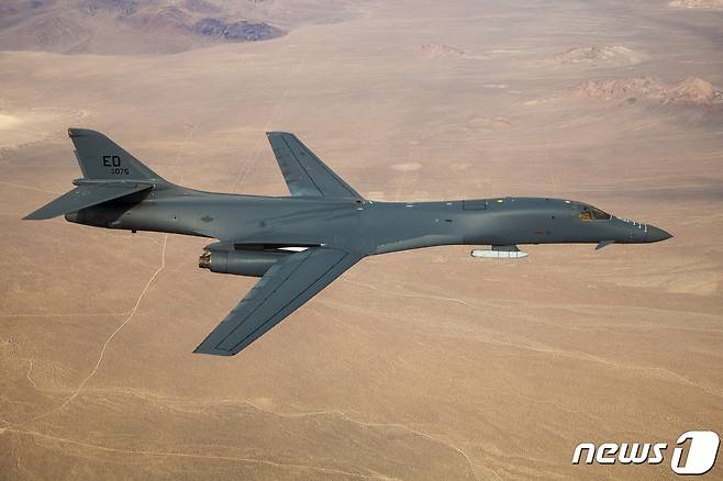 장거리 공대지미사일 '재즘'(JASSM)을 외부 무장창에 탑재한 B-1B 폭격기가 20일(현지시간) 미 캘리포니아주 에드워즈 공군기지 상공에서 시범 비행을 하고 있다. (출처 = 미 전략사령부) © 뉴스1