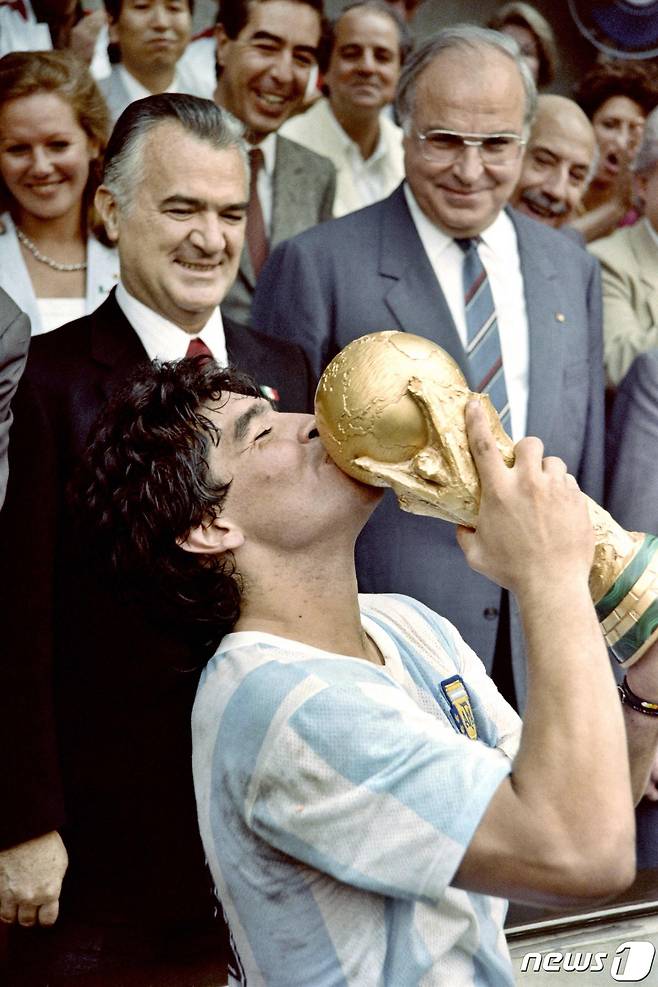 사진은 디에고 마라도나가 지난 1986년 6월 29일 멕시코 월드컵 결승전에서 아르헨티나의 승리 후 우승컵을 들고 환호하는 모습. © AFP=뉴스1