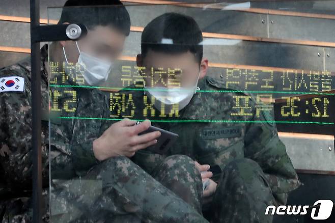 서울역 대합실에서 기차를 기다리고 있는 군 장병들. 2020.11.23/뉴스1 © News1