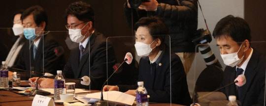 김현미(왼쪽 네번째) 국토부 장관이 26일 열린 '해외건설기업 간담회'에서 발언하고 있다. <연합뉴스>