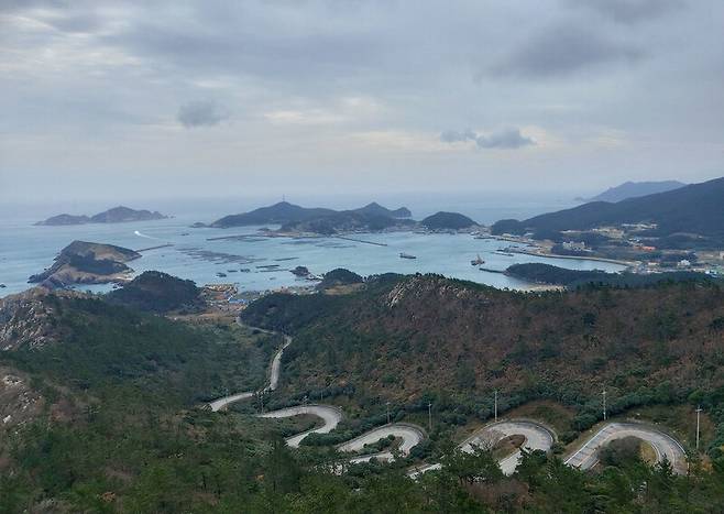 전남 신안군 흑산면 비리에 있는 상라산 정상에서 내려다본 ‘열두 굽잇길’. 김선식 기자