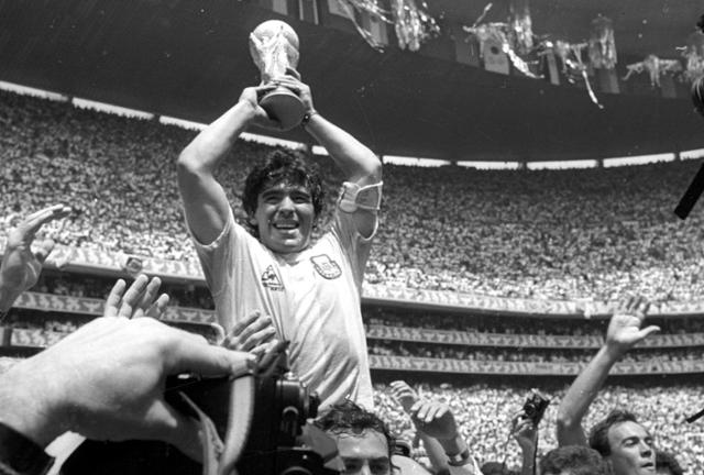 아르헨티나의 축구 영웅 디에고 마라도나가 자신이 살던 부에노스아이레스주에서 현지시간으로 25일 별세했다. 향년 60세. 사진은 마라도나가 1986년 멕시코월드컵에서 아르헨티나의 우승을 이끈 뒤 트로피를 들고 환호하는 모습. 로이터 뉴스1