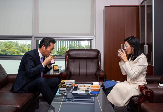 더불어민주당 정청래(왼쪽) 의원과 신현영 의원. 정청래 더불어민주당 의원 페이스북 캡처