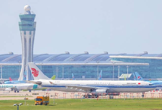 지난 9월 현대자동차가 마련한 베이징행 전세기가 이륙을 위해 인천국제공항 활주로 위를 이동하고 있는 모습. 연합뉴스