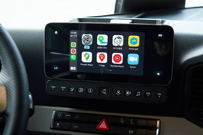 뉴 악트로스 멀티미디어 콕핏[사진 제공=벤츠 트럭]