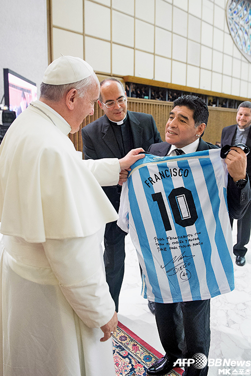 교황(왼쪽)이 향년 60세로 사망한 마라도나를 추모했다. 둘은 아르헨티나인이라는 공통점이 있다. 2014년 교황에게 ‘프란치스코’와 10이 프린트된 아르헨티나축구대표팀 유니폼을 진상하는 마라도나. 사진=AFPBBNews=News1