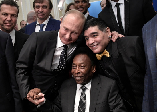 브라질 축구영웅 펠레(오른쪽 두번째)가 지난 2017년 12월 러시아 모스크바에서 열린 FIFA 2018 러시아 월드컵 조추첨식 당시 휠체어를 타고 참석해 블라디미르 푸틴 러시아 대통령, 디에고 마라도나와 사진을 촬영하고 있다. /사진=로이터