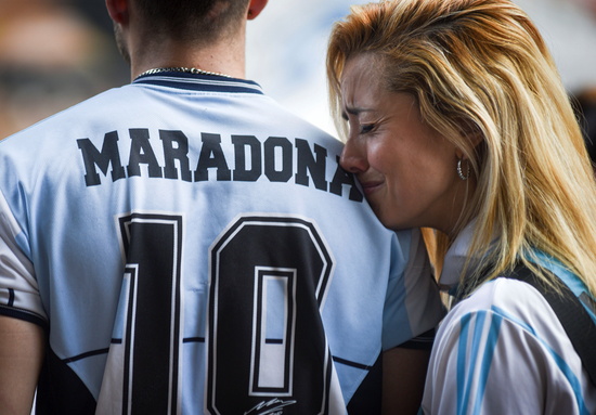 세계축구의 전설 디에고 마라도나가 세상을 떠난 25일(현지시간) 아르헨티나 부에노스아이레스에서 마라도나의 등번호 10번 유니폼을 입은 팬들이 울먹이고 있다. /사진=로이터