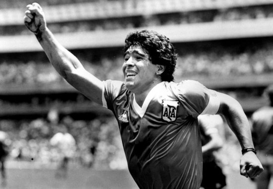 디에고 마라도나가 지난 1986년 멕시코에서 열린 FIFA 월드컵 8강 잉글랜드전에서 득점에 성공한 뒤 기뻐하고 있다. /사진=로이터 DB
