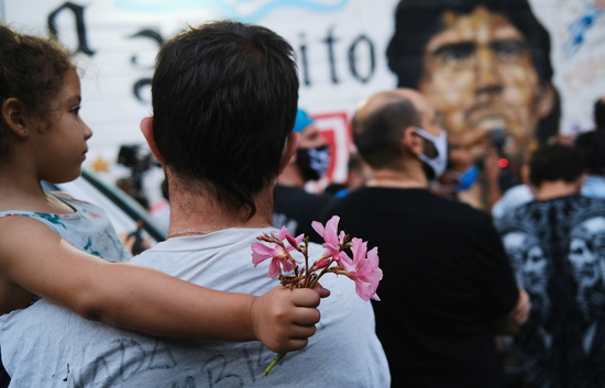 아르헨티나 부에노스아이레스의 디에고 마라도나 벽화 앞에서 한 부녀 축구팬이 그를 추모하고 있다. /사진=로이터