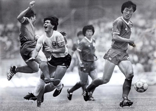 아르헨티나의 디에고 마라도나(왼쪽 두 번째)가 1986년 6월 2일 멕시코월드컵 A조 조별리그 1차전에서 허정무(왼쪽)의 강한 태클에 얻어맞아 쓰러지고 있다.  로이터 연합뉴스