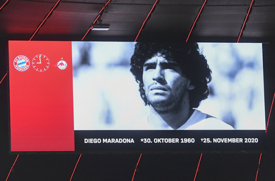 26일 오전 독일 뮌헨의 알리안츠 아레나에서 바이에른 뮌헨-잘츠부르크의 유럽축구연맹(UEFA) 챔피언스리그 A조 조별리그에 앞서 아르헨티나의 축구영웅 디에고 마라도나를 추모하는 영상이 전광판을 통해 상영되고 있다.   AFP 연합뉴스