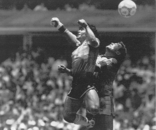 1986년 멕시코월드컵에서 나온 디에고 마라도나(왼쪽)의 ‘신의 손’.  AP 연합뉴스