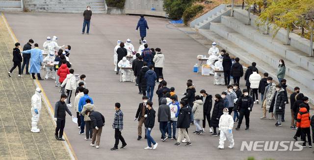 [광주=뉴시스] 류형근 기자 = 26일 오전 광주 서구 한 중학교에서 방역당국이 학생과 교직원을 대상으로 신종 코로나바이러스 감염증(코로나19) 전수검사를 실시하고 있다. 2020.11.26.  hgryu77@newsis.com