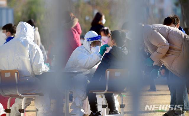 [나주=뉴시스] 류형근 기자 = 25일 오전 전남 나주시 한 초등학교 운동장에서 방역당국이 학생과 교직원을 대상으로 신종 코로나바이러스 감염증(코로나19) 전수검사를 실시하고 있다.  2020.11.25.  hgryu77@newsis.com