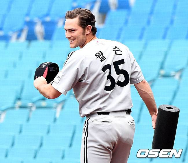 [OSEN=대구, 최규한 기자] 9일 오후 대구삼성라이온즈파크에서 열리는 '2018 신한은행 MY CAR KBO리그' 삼성 라이온즈와 LG 트윈스의 경기를 앞두고, 선발투수로 예정된 LG 투수 윌슨이 훈련을 위해 그라운드를 들어서며 삼성 선수들을 향해 인사하고 있다. /dreamer@osen.co.kr