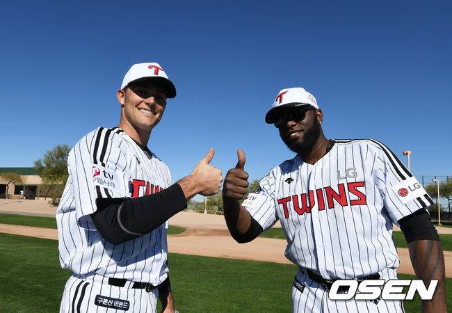 [OSEN=파파고(美애리조나), 지형준 기자] 9일(한국시간) 미국 애리조나 파파고 스포츠 콤플렉스에 스프링캠프를 차린 LG트윈스, 타일러 윌슨과 헨리 소사가 포즈를 취하고 있다. /jpnews@osen.co.kr