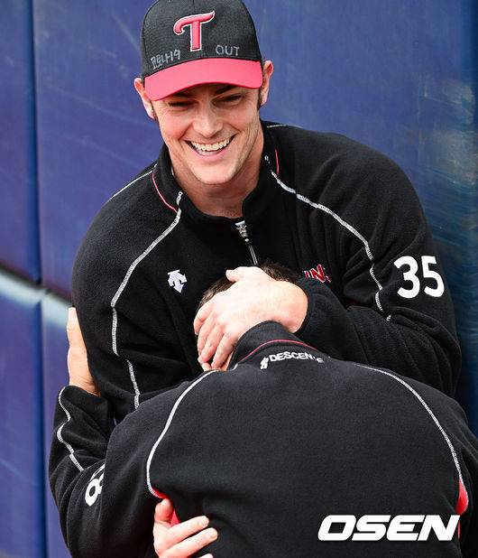 [OSEN=잠실, 박준형 기자]윌슨이 김용일 코치와 장난을 치고 있다.  /  soul1014@osen.co.kr