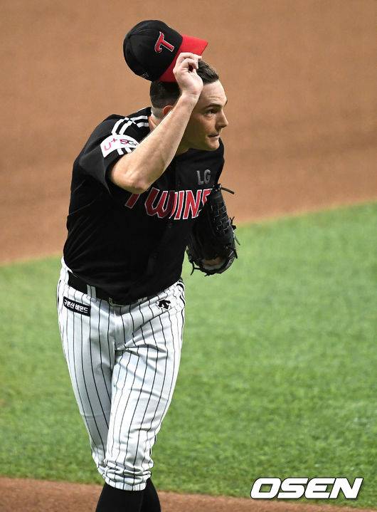 [OSEN=고척, 최규한 기자] 21일 오후 서울 고척스카이돔에서 ‘2020 신한은행 SOL KBO리그’ 키움 히어로즈와 LG 트윈스의 경기가 열렸다.8회말 2사 1, 2루 상황 LG 선발 윌슨이 마운드를 내려가며 주심에게 모자를 벗어 인사하고 있다. / dreamer@osen.co.kr