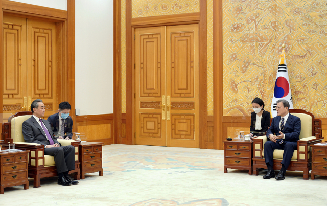 ▲26일 왕이 중국 국무위원(왼쪽)을 청와대로 초청한 문재인 대통령(오른쪽) ⓒ청와대