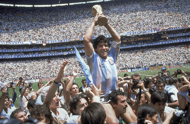 1986년 멕시코 월드컵에서 우승한 뒤 환호하고 있는 마라도나.