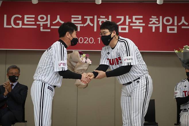 ▲ LG 류지현 감독(왼쪽)은 김현수를 내년 주장으로 정했다. 내년 시즌에도 김현수는 LG 소속이라는 얘기다. ⓒ LG 트윈스
