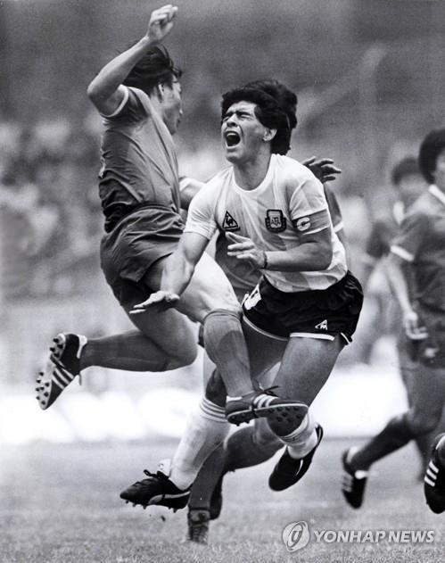 1986년 멕시코 월드컵 맞대결 때 마라도나 수비하는 허정무 이사장 [연합뉴스 자료사진]